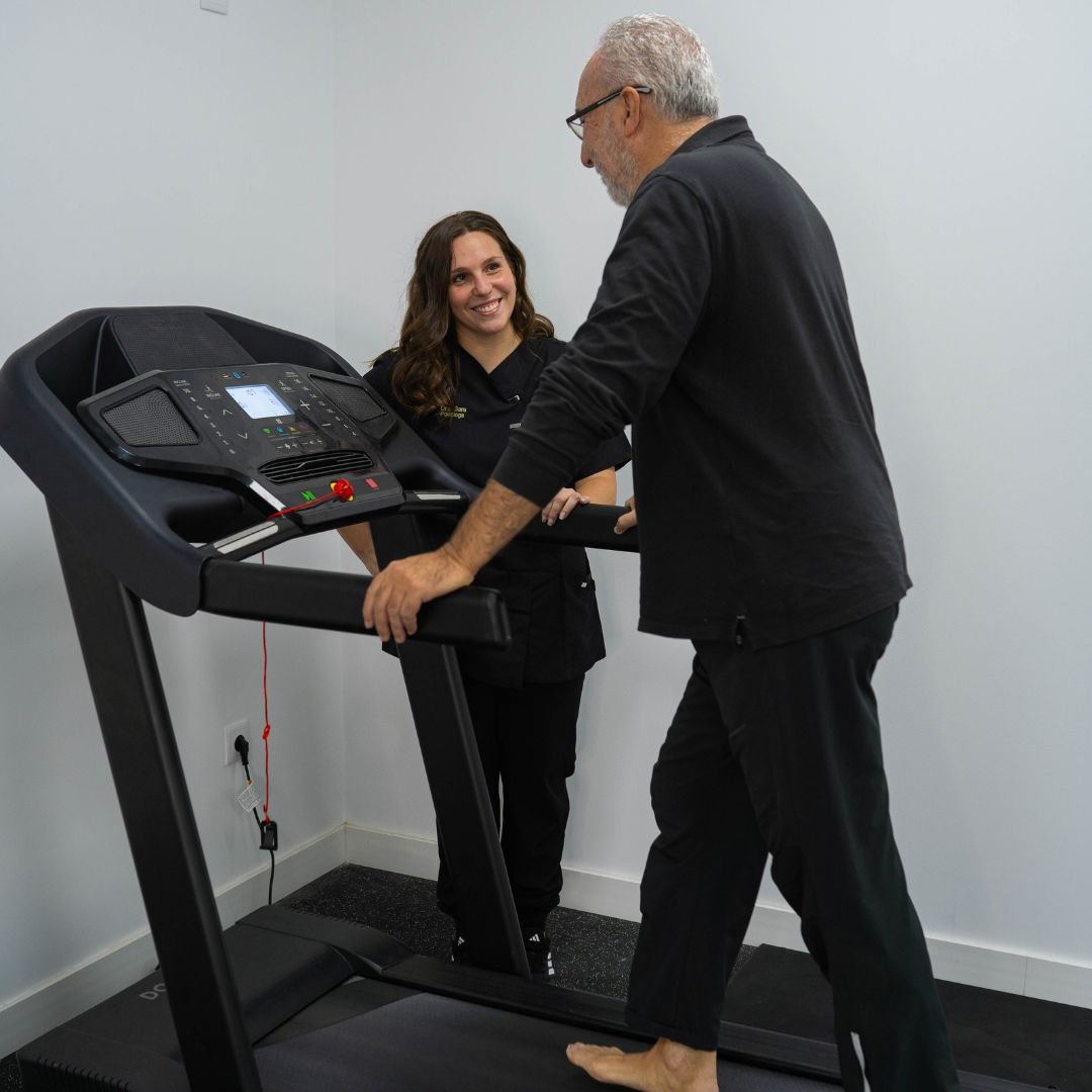 Podólogo en Torrent atendiendo a una paciente en Clínica Savan