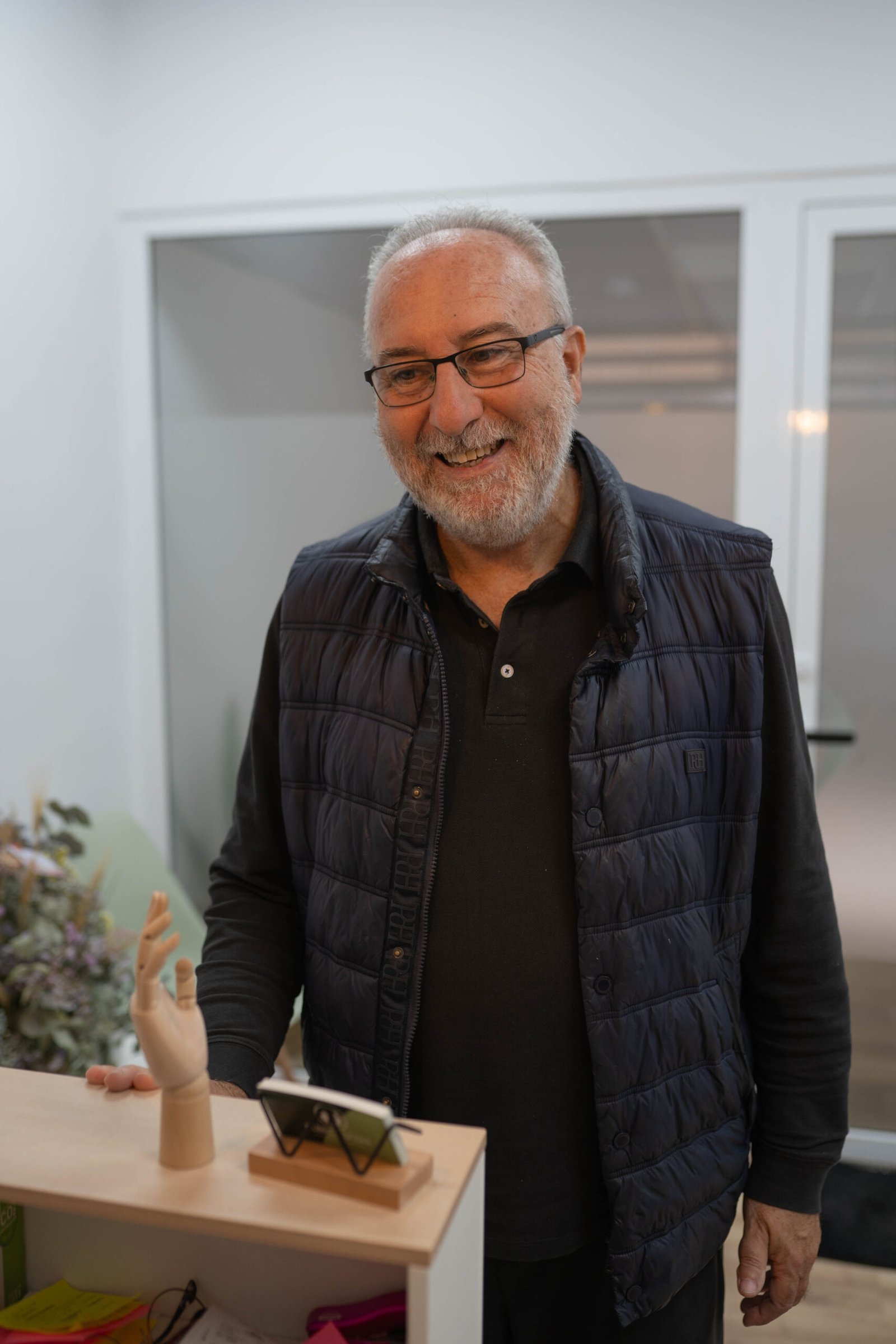 Hombre mayor sonriente en Clínica Savan - Podología Geriátrica en Torrent
