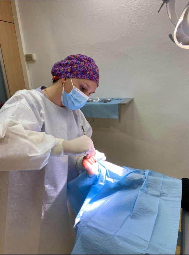 Dra. Sara Hernández realizando cirugía menor del pie y corrección de dedos en garra en Clínica Savan Torrent