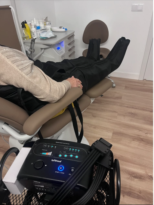 Tratamiento de presoterapia para piernas cansadas y circulación en cabina de Clínica Savan Torrent